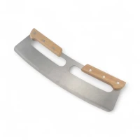 Tagliapizza curvo in acciaio inossidabile con doppio manico in legno