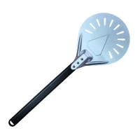 ScandiCrust pala per pizza in alluminio con testa forata e manico nero su tavolo di legno vicino a forno in pietra