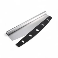 Taglia pizza in acciaio inox curvo con manico ergonomico effetto metallo